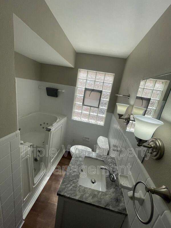 Building Photo - 7117 Forest Hill Dr