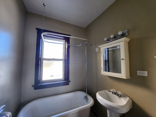 Building Photo - 953 N Pine Ave