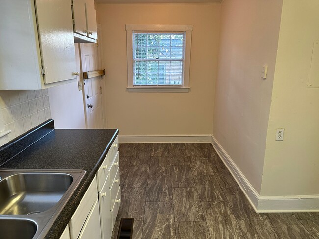 Building Photo - Cozy 2 Bedroom Home in Tryon Hills!