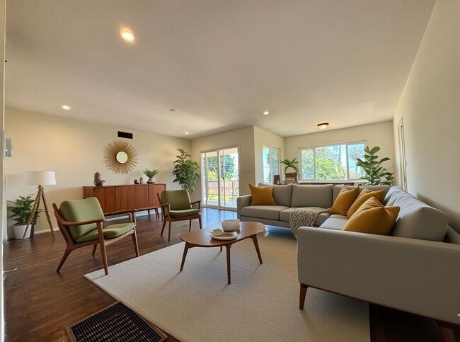 Building Photo - AVAILABLE NOW! BEAUTIFUL 3BD/1.5BA POINT LOMA HOME w/ GARAGE & LAUNDRY!