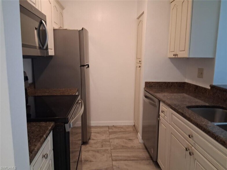 Kitchen - 108 Santa Clara Dr