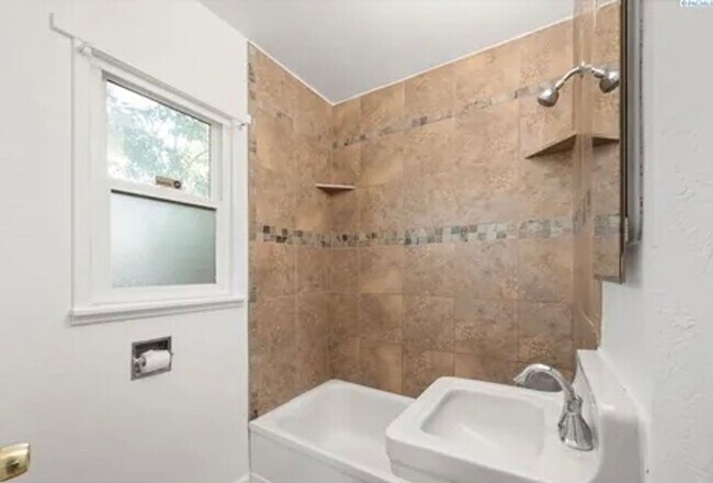 Building Photo - Charming 2 Bedroom Home with Fenced Backyard in Central Kennewick!