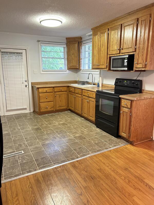 Building Photo - 108 S Rockview Dr