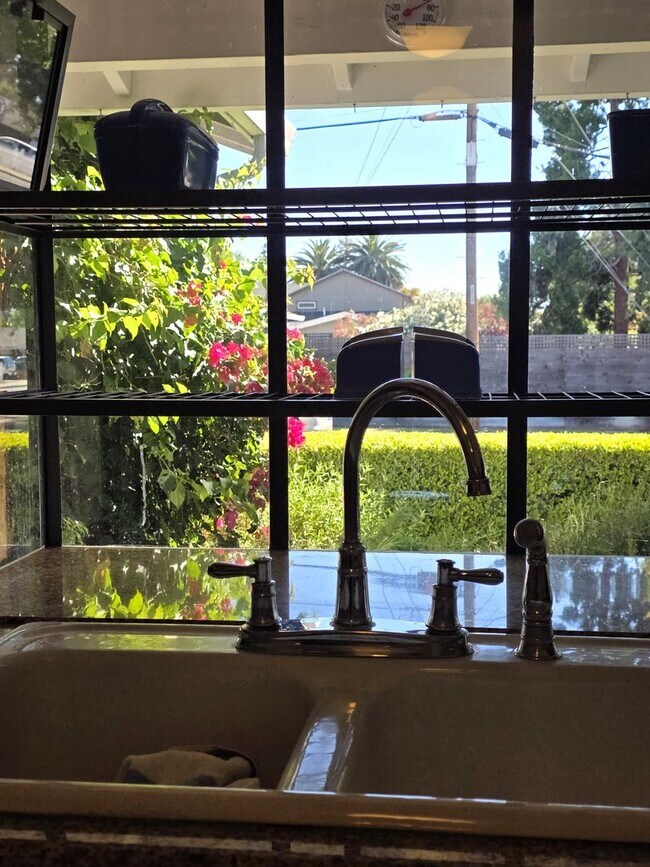 Building Photo - Delightful Single Story 2/2 with Expanded Bath and Beautiful Gardens
