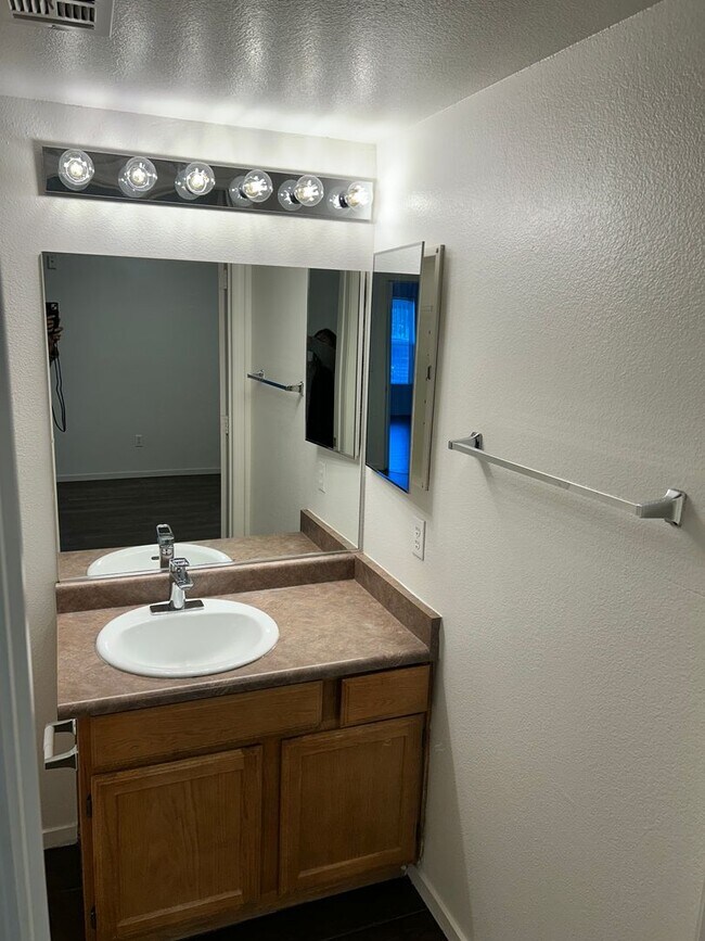 Building Photo - Beautiful unfurnished 2 bedroom in the Southwest (Rainbow and 215)