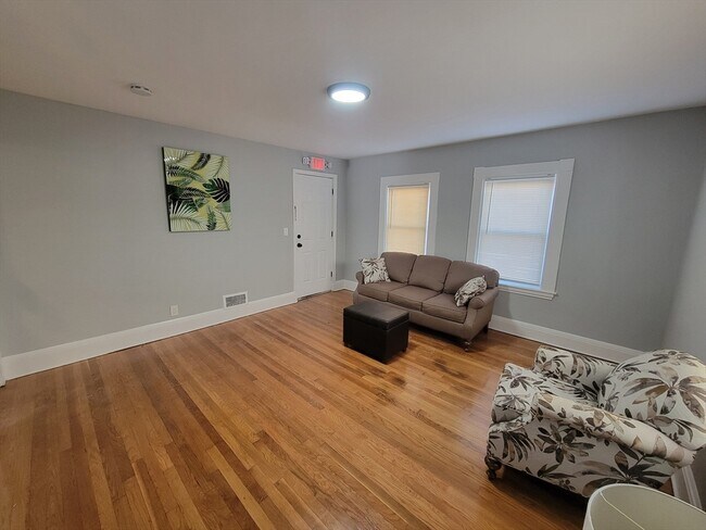 Building Photo - 994 River St