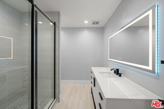 Building Photo - 441 N Oakhurst Dr