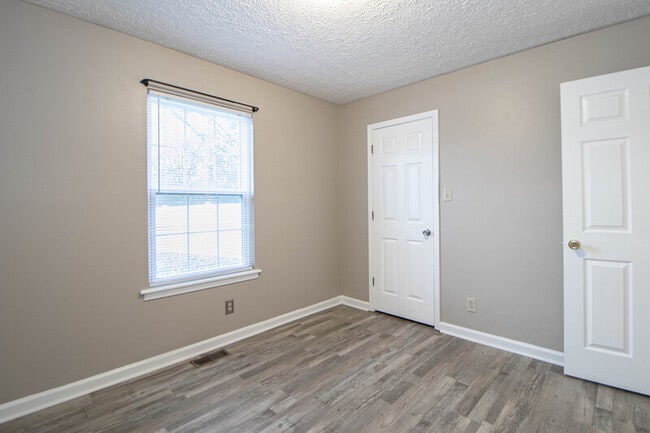 Building Photo - 131 Lillian Dr