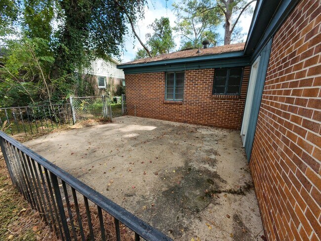 Building Photo - 3/2 Spacious Backyard