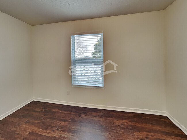 Building Photo - 527 Bourneside Dr