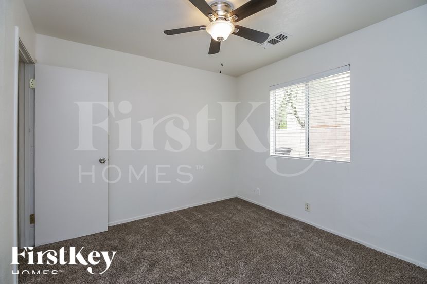 Building Photo - 1562 E Oakland St