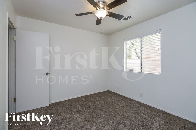 Building Photo - 1562 E Oakland St