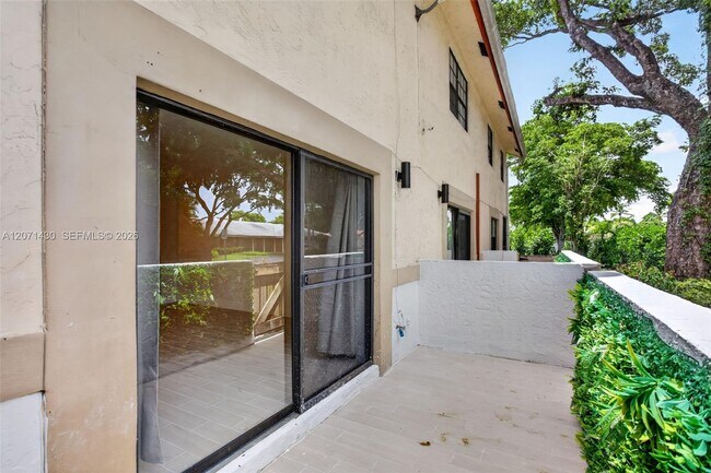 Building Photo - 2880 Coral Springs Dr