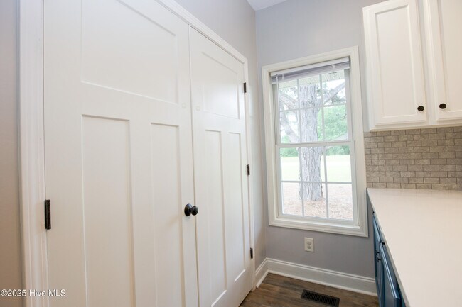 Building Photo - 102 Willow Creek Ln