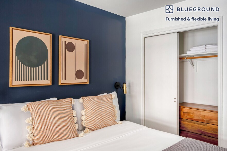 Building Photo - 220 E 14th St