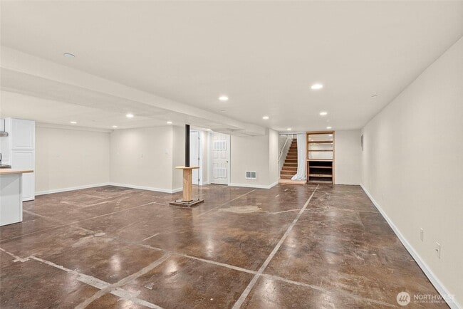 Building Photo - 501 N Oak St