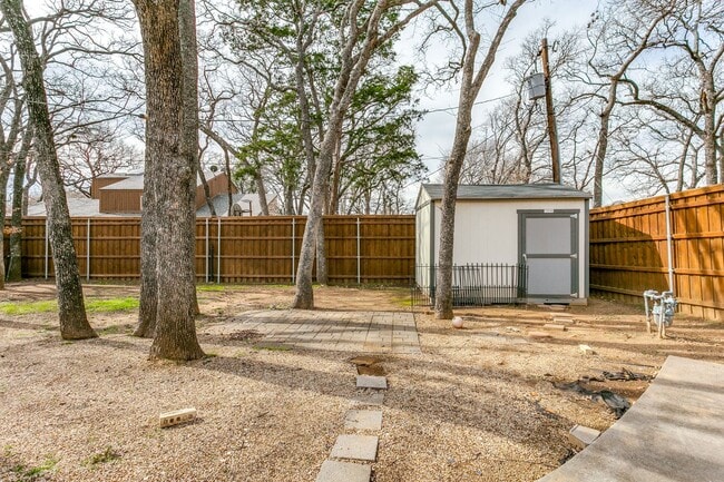 Building Photo - 4 bedroom with pool in Colleyville