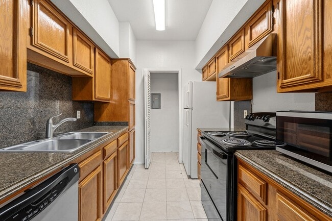 Building Photo - 6602 Harbor Town Dr