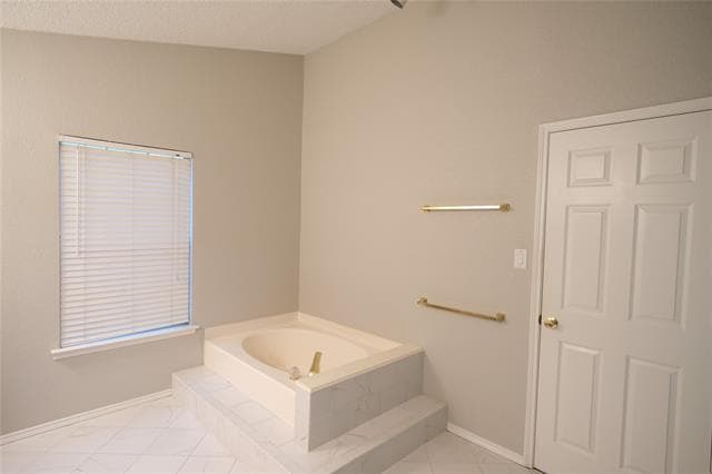 Building Photo - 4348 Kenwood Dr