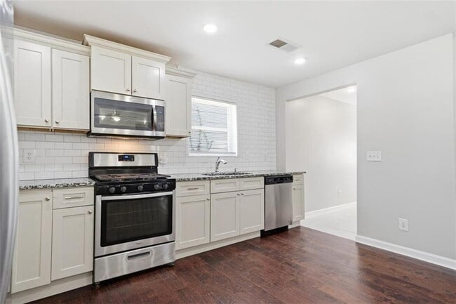 Building Photo - 250 Maple St