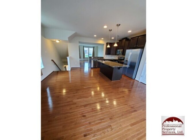 Building Photo - Beautiful Luxury Townhome Near Everything!