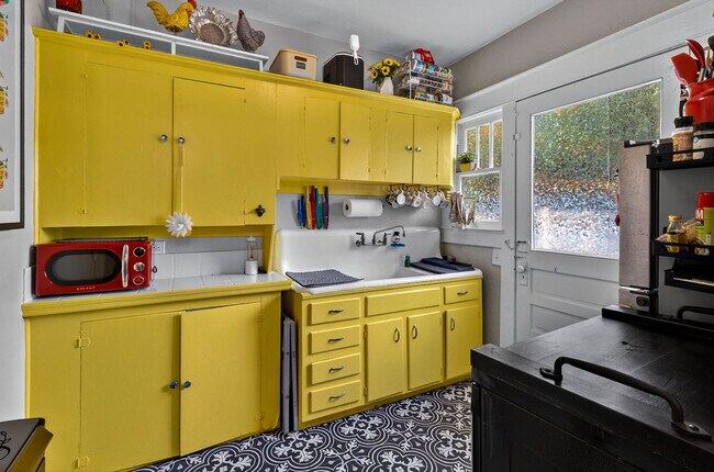 Building Photo - 5901 N Ola Ave