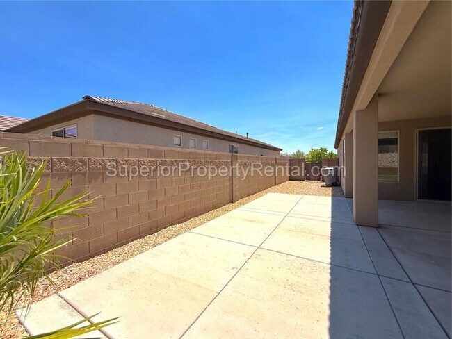 Building Photo - Darling 4 bed, 2 bath home w/2 car garage