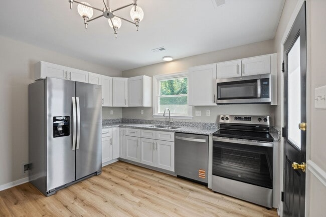 Building Photo - Completely Renovated 4 Bedroom/2 Bath Property off of Staples Mill Rd.! ****Available Beginning o...