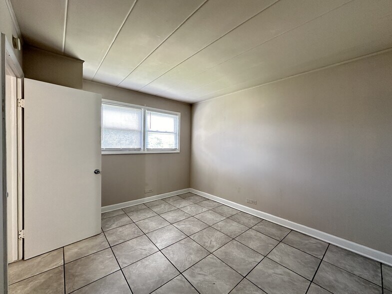 Building Photo - 9610 Ivanhoe Ave