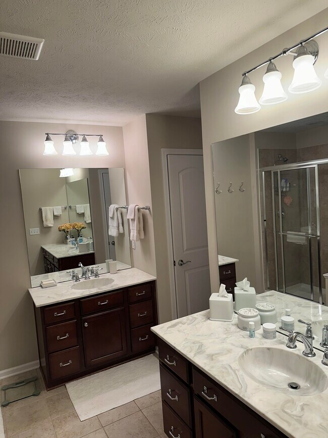 Building Photo - 6380 Park Pointe Ct