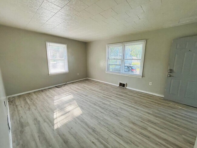 Building Photo - 202-204 E Maple St
