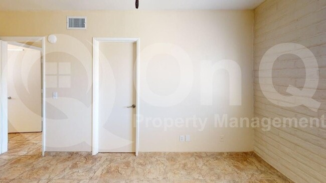 Building Photo - 905 S La Bellota
