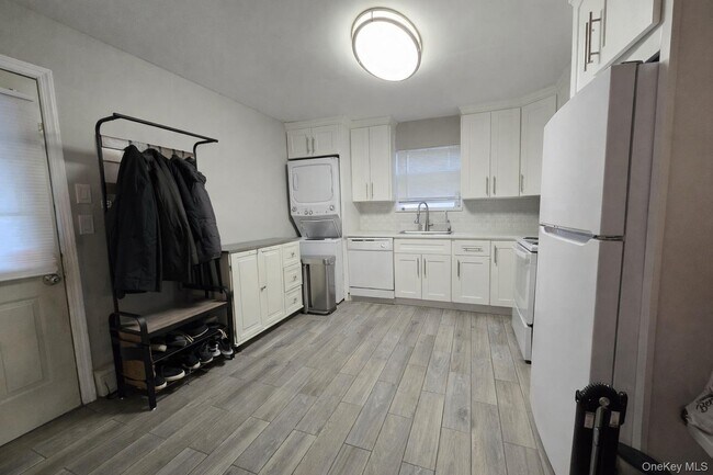 Building Photo - 7-7 Lambert Ave