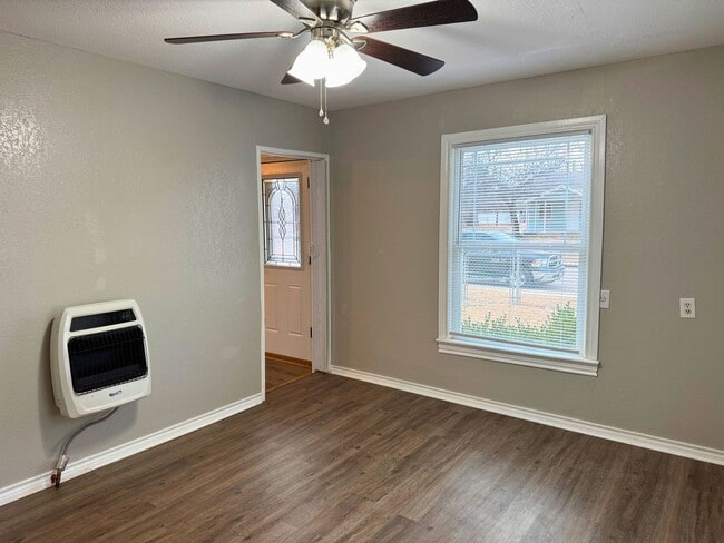 Building Photo - Charming 2 bed, 1.5 story home on corner-lot!