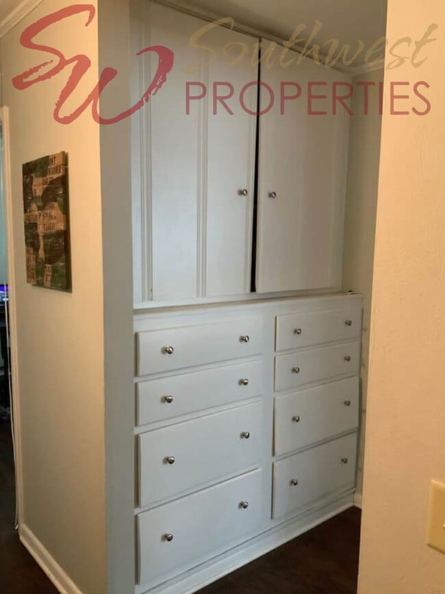 Building Photo - Spacious, bright updated 4 bedroom 3 bath close to campus!!