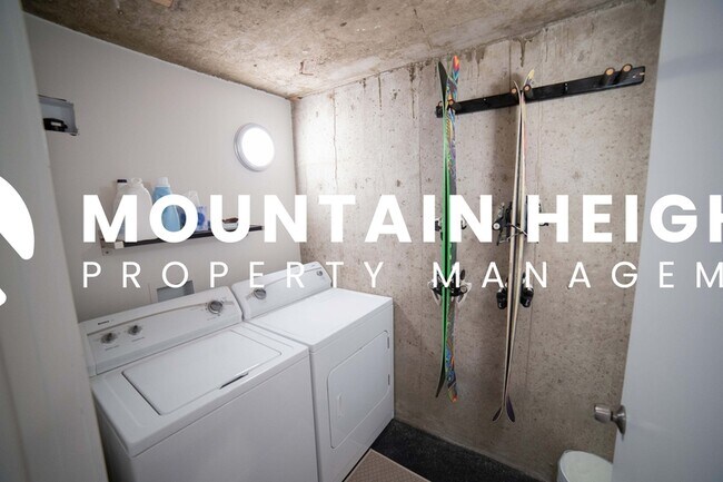 Building Photo - 8589 Kings Hill Dr