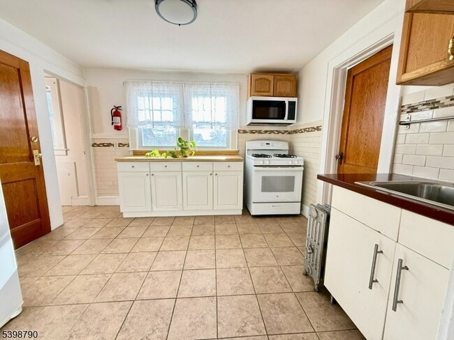 Building Photo - 19 Harding St