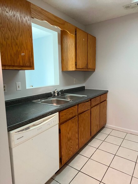 Building Photo - 1210 Shalom Dr