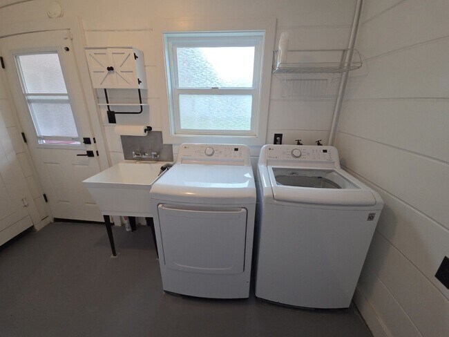 Building Photo - Elegant home with classic charm