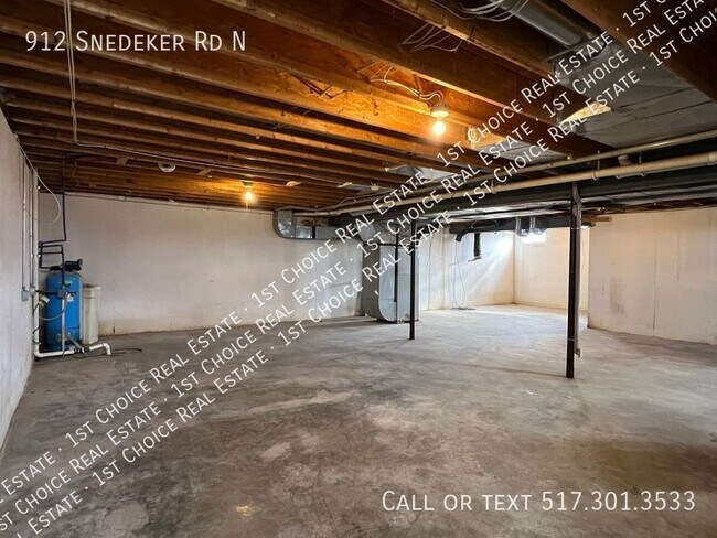 Building Photo - 912 Snedeker Rd N