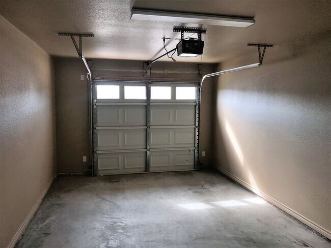 Building Photo - Beautiful 3 Bedroom, 2 Bath Duplex Near Cl...