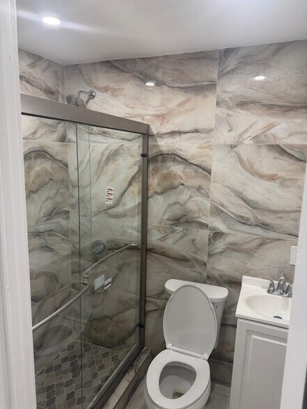 Bath - 1021 NW 25th Way