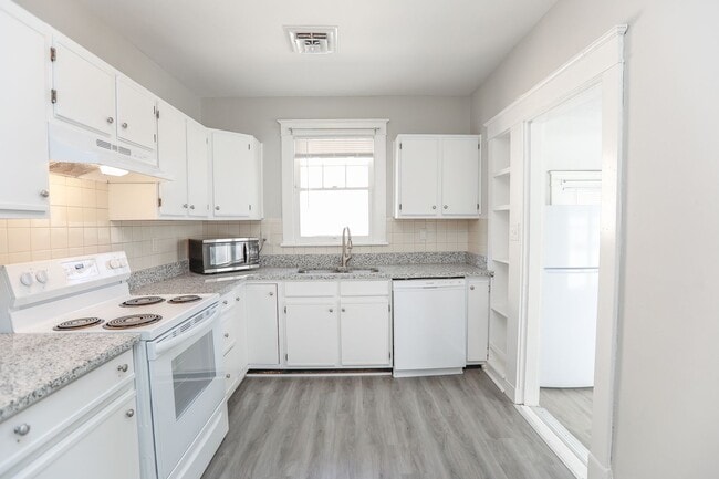 Building Photo - Spacious apartment for rent in Portsmouth ...