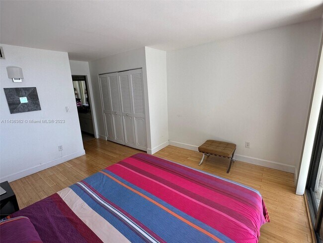 Building Photo - 1440 Brickell Bay Dr