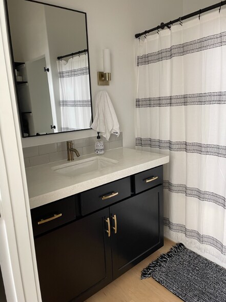 Building Photo - 40740 Clearview Dr N