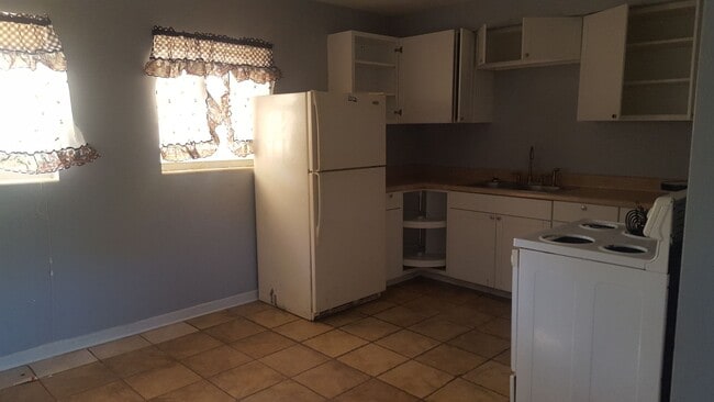 Building Photo - 3 bedroom one bath with garage