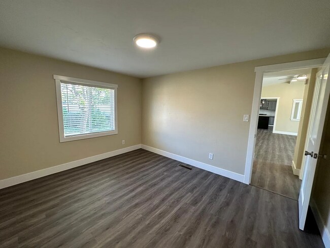 Building Photo - Modern Auburn Retreat—Fully Renovated 3BR ...
