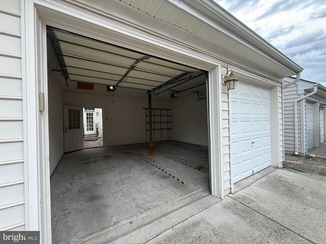 Building Photo - 22949 Fanshaw Square