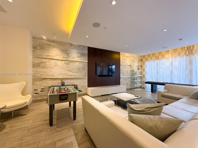 Building Photo - 999 SW 1st Ave