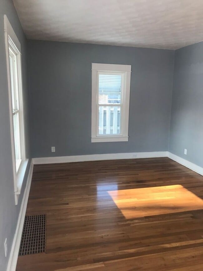 Building Photo - GREAT LOCATION! ADORABLE HOME!!